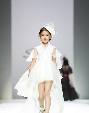 柴星宇：中国国际时装周上最小设计师的公益梦