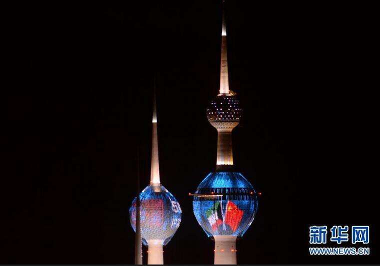 科威特塔点亮中科国旗样式灯光庆祝两国建交50周年