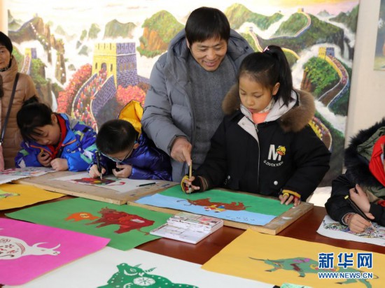 浙江绍兴：感受农民画 学画生肖牛