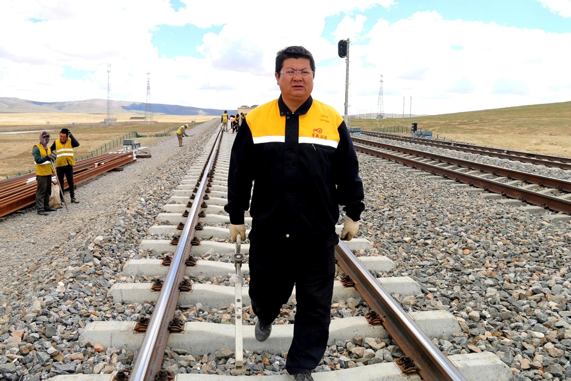 中国铁路青藏集团公司望昆线路车间党支部书记于本蕃 雪域高原守天路