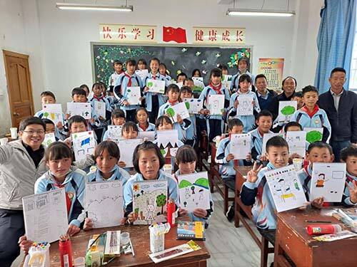 上海-大理连线：海归老师与11岁小助教联手，给白族孩子上堂美术“私教课”