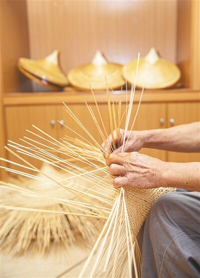 竹篾折叠穿插编织出东坡笠的雏形。