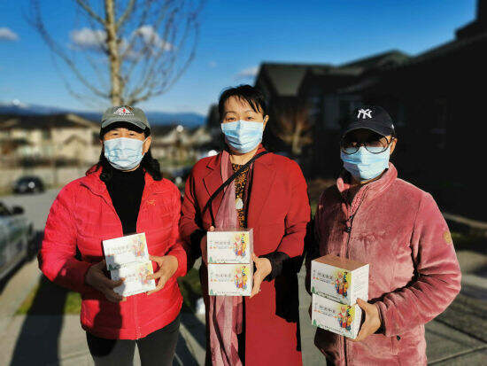 加拿大齐鲁华人总商会向山东乡亲发放防疫香囊。