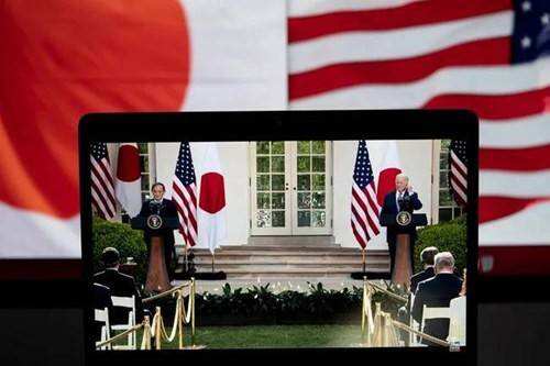 4月16日拍摄的直播画面显示，美国总统拜登（右）与到访的日本首相菅义伟在美国华盛顿白宫举行联合记者会。