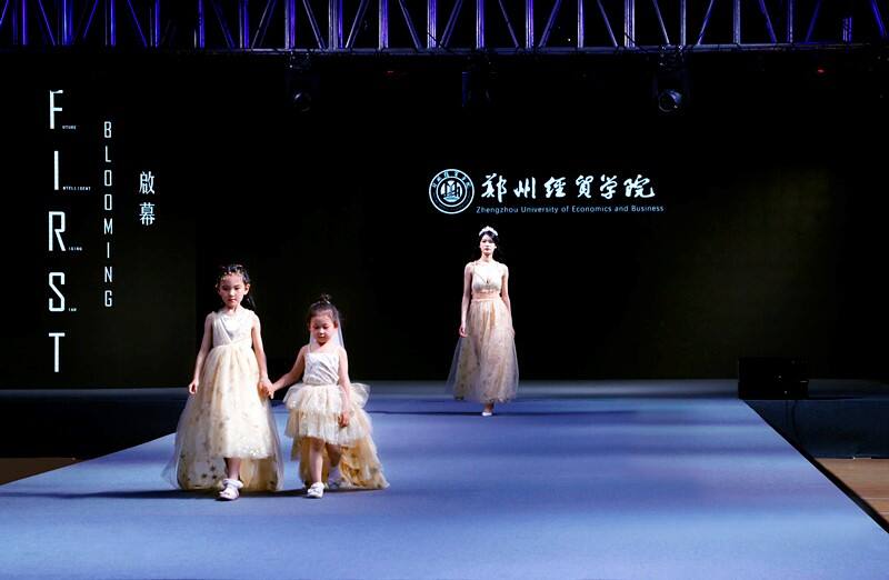 郑州经贸学院举行2021届服装与服饰设计毕业作品发布会