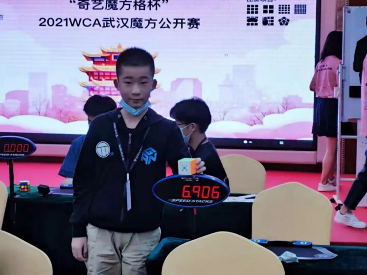 浙江丽水13岁男孩打破魔方世界纪录