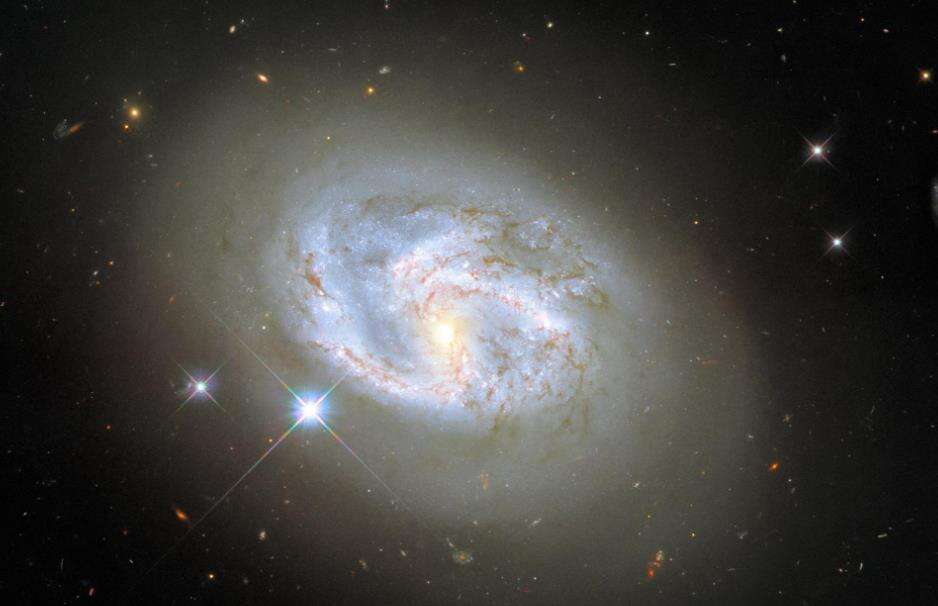 哈勃太空望远镜再次捕捉到螺旋星系 距离地球大约有1.5亿光年