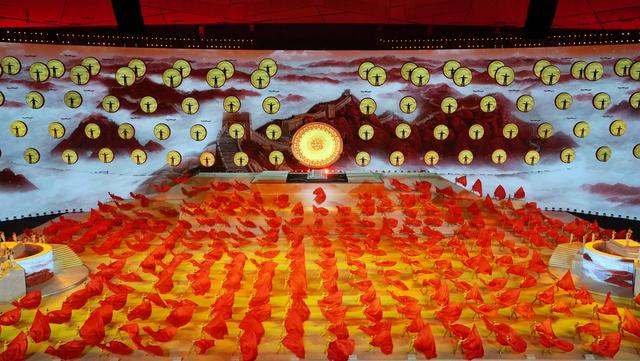 揭秘丨专场演出曾突遇大雨，演员在雨中完成了几乎所有的环节