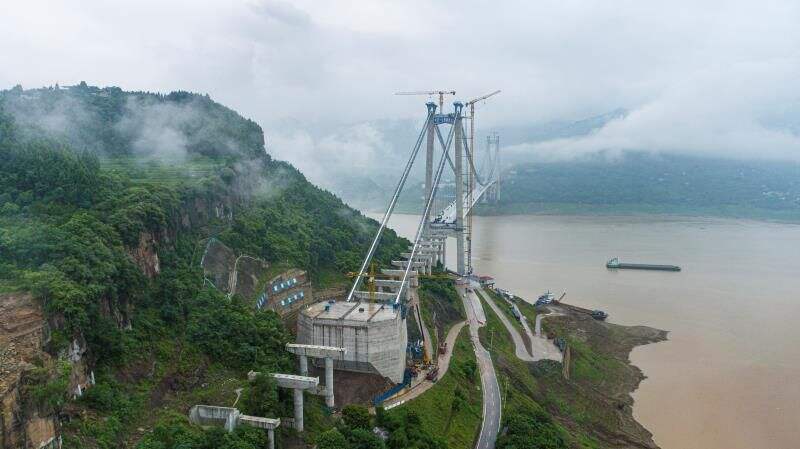 千米长大桥上“飞针走线” 重庆新田长江大桥钢箱梁焊接完成