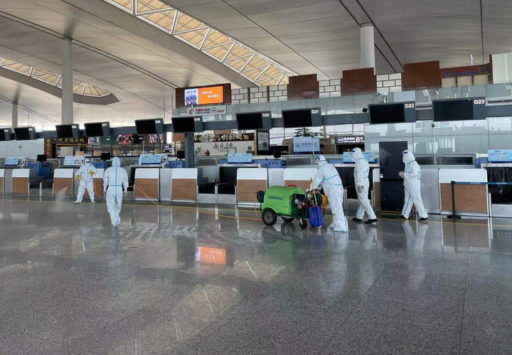 工作人员在南京禄口机场T2航站楼内进行消杀。新华社发