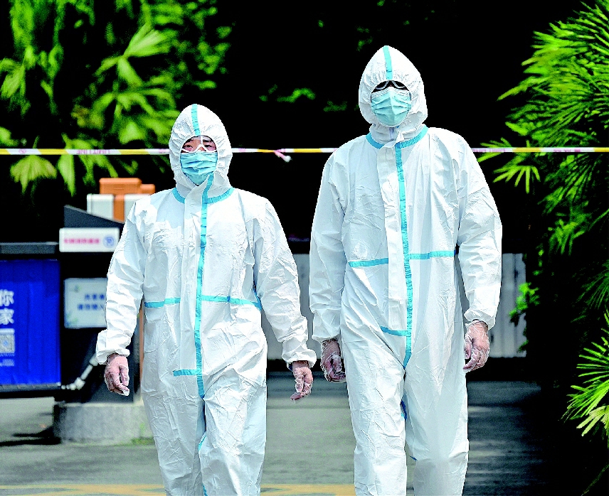 警服再套防护服 他们坚守在疫情防控核心区