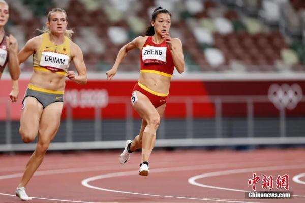 郑妮娜力（右）在田径女子七项全能200米比赛中。<a target='_blank' href='http://www.chinanews.com/'>中新社</a>记者 富田 摄