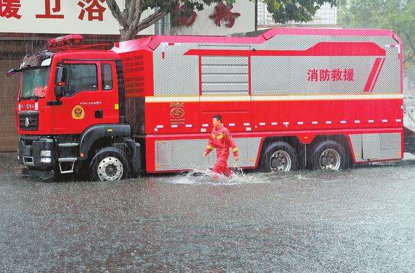 暴雨中，“龙吸水”大型机