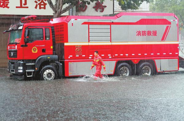 暴雨中，“龙吸水”大型机