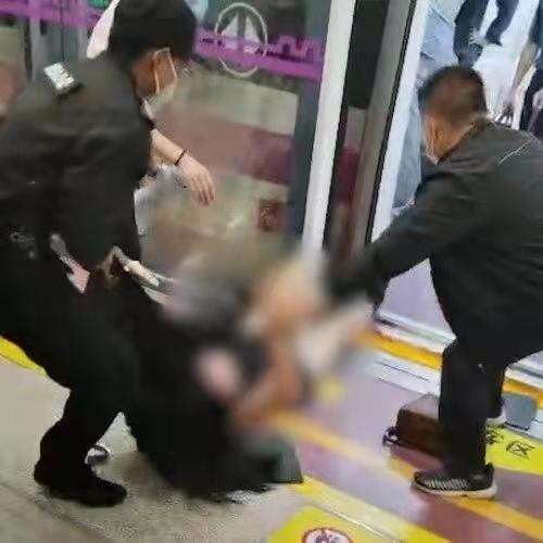 西安地铁警方回应“女子被安保人员拖拽下车”：逐一找人还原经过