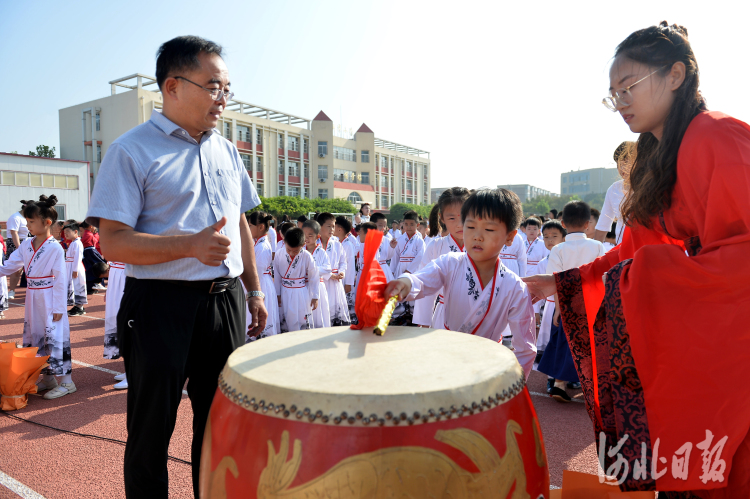 河北沧州：“开笔礼”开启新学期