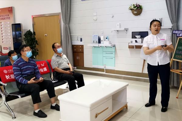 中国移动营业厅里有了专属“银发服务 ” 还有“小移课堂”帮老年人跨越“数字鸿沟”