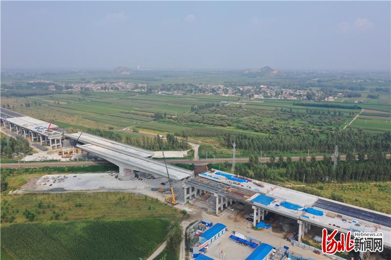 迁曹高速跨京哈铁路桥实现成功转体