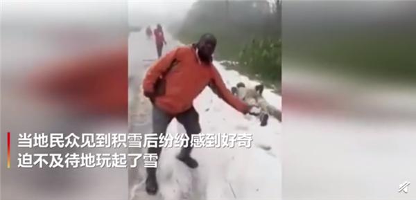 紧挨赤道的非洲国家喀麦隆下雪了！民众难掩兴奋