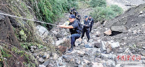 天全县突降暴雨引发山洪泥石流 一工地10余人失联 雅安出动警力1000余人次全力抢险救援