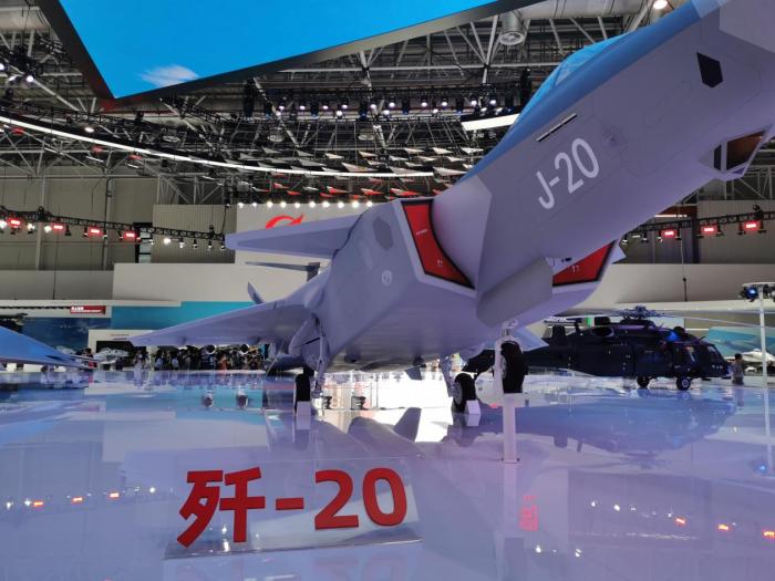 歼-20、运-20、直-20首次同台亮相。 点击进入下一页