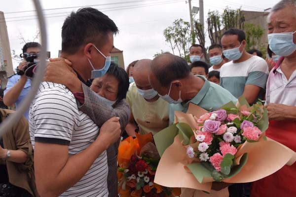 失散34年后，永城这个家庭终团聚，200村民迎接认亲