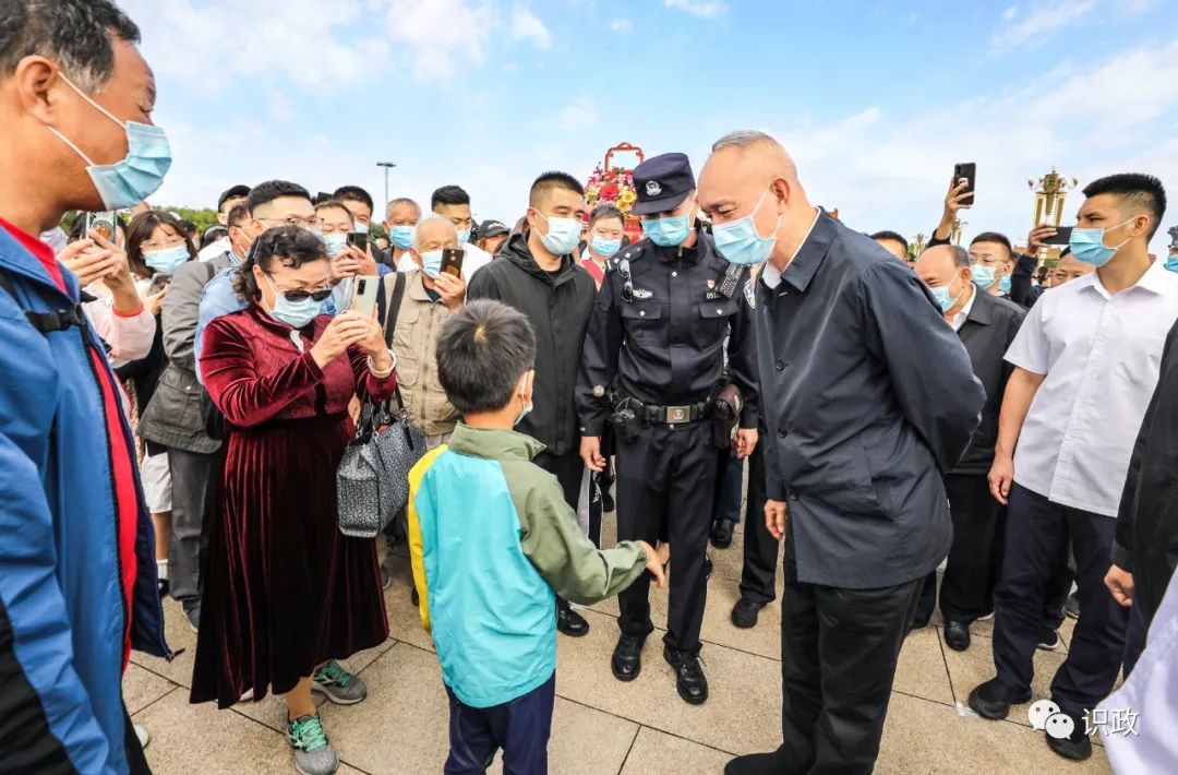 国庆当天，蔡奇“四不两直”检查天安门广场、电力公司、公园，要求抓防疫保平安，全力做好城市运行服务保障