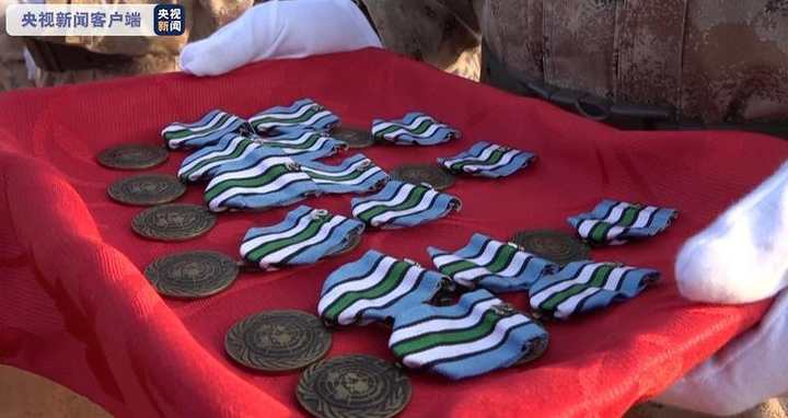 中国63名维和官兵被授予联合国“和平荣誉勋章”