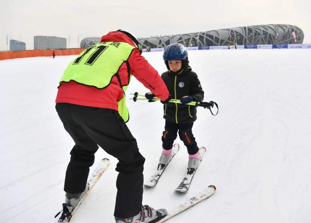 报告：中国三成以上青年参与过冰雪运动