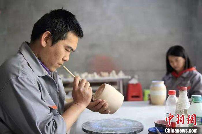 新疆陶艺“守艺人”用炉火“炼就”艺术人生