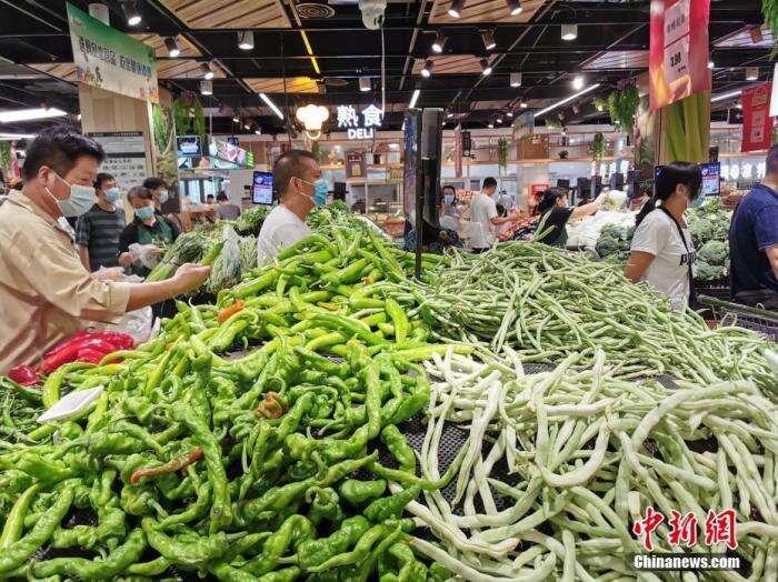 河南省郑州市的市民在一家大型超市选购蔬菜。 <a target='_blank' href='http://www.chinanews.com/'>中新社</a>记者 韩章云 摄 　