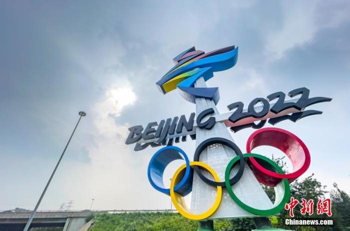 8月5日,北京市西五环晋元桥东北角匝道处矗立着北京2022年冬奥会会徽雕塑。据了解,作为晋元桥景观提升工程的北京2022年冬奥会和冬残奥会会徽雕塑主体工程日前已完成,两座会徽雕塑均为20.22米高,会徽形式严格按照国际奥委会要求的标准进行设计。 <a target='_blank' href='http://www.chinanews.com/'>中新社</a>记者 侯宇 摄 点击进入下一页