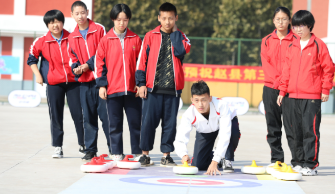 石家庄赵县:旱地冰雪运动进校园
