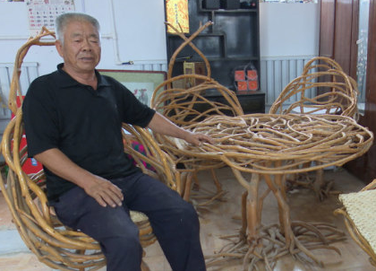 15年他在地里种出700把椅子！莱西果农这项绝活还拿下了国家专利