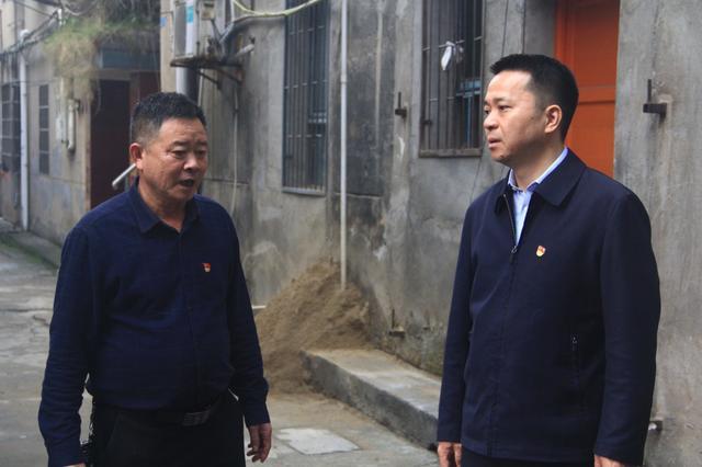 李铁华率队赴社区开展主题志愿服务活动