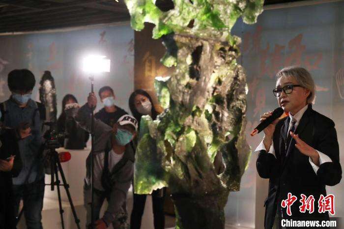 杨惠姗导览张毅创作的琉璃作品“太湖石”系列 张亨伟 摄