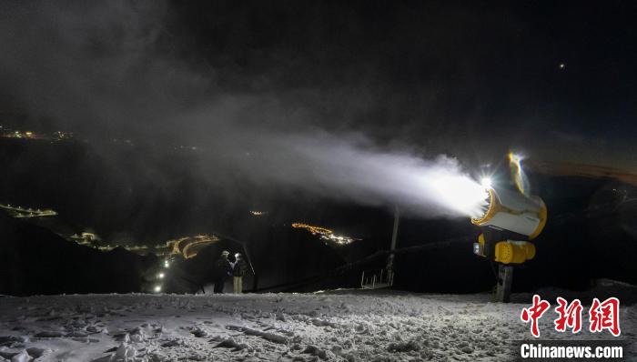 国家高山滑雪中心10日18时启动试造雪工作，15日启动正式造雪。　北京市重大项目办供图