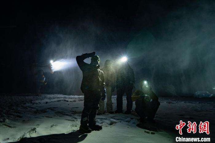 国家高山滑雪中心10日18时启动试造雪工作，15日启动正式造雪。　北京市重大项目办供图
