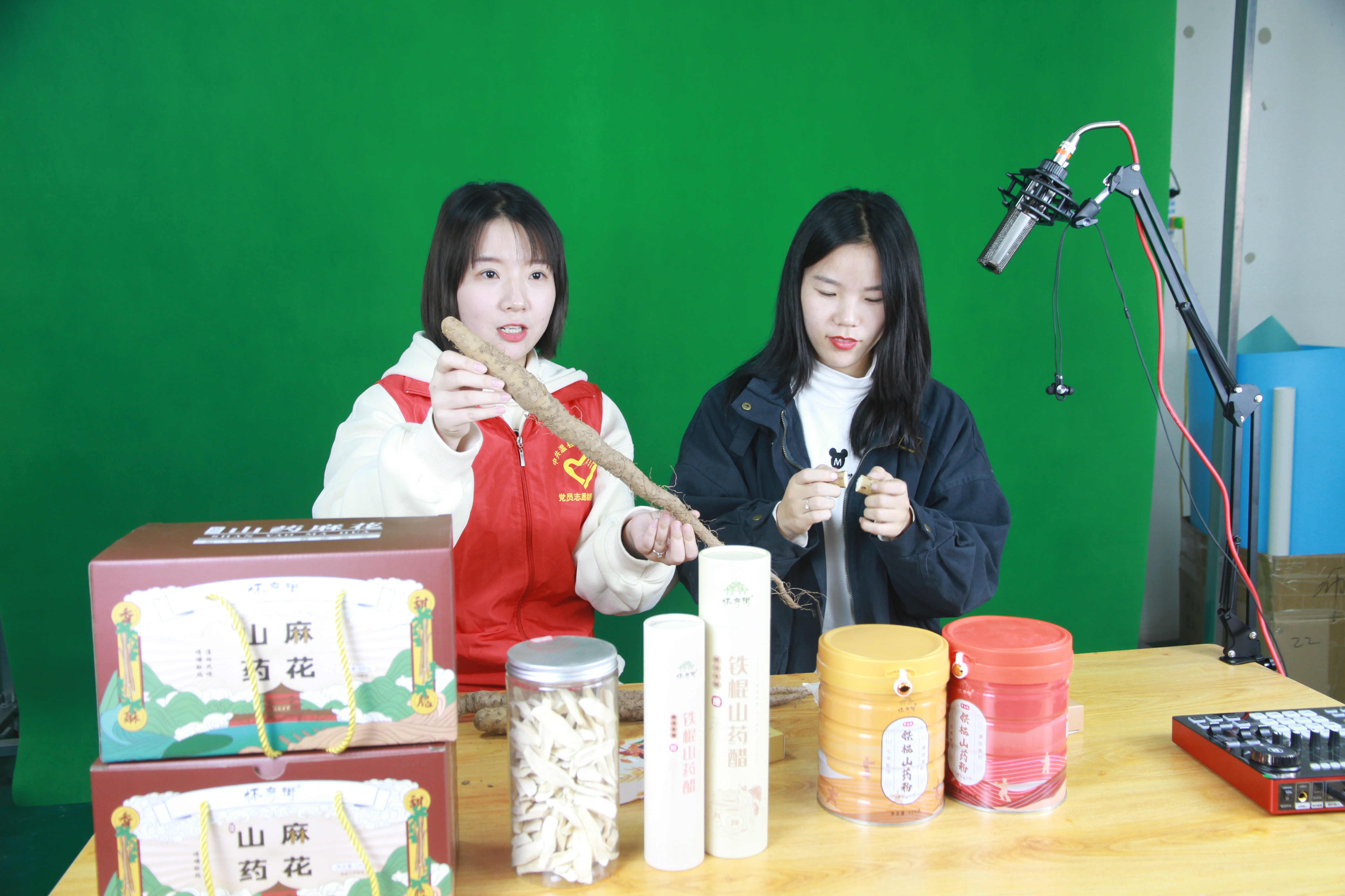 河南温县:山药“乘云”出门 村民家中乐呵