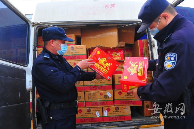 巢湖：民警看到驾驶室一片红色飘过 原来是用快递车偷运花炮