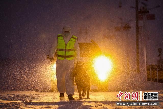 图为民警带犬进行车辆查缉。