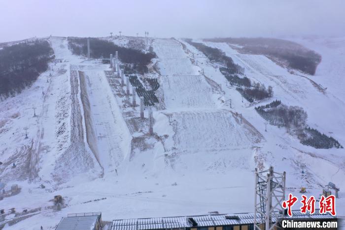 图为云顶滑雪公园的U型赛道和坡面障碍赛道。　张林源 摄