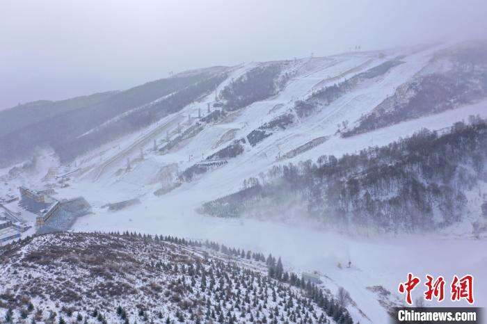 图为云顶滑雪公园的坡面障碍赛道。　束文 摄