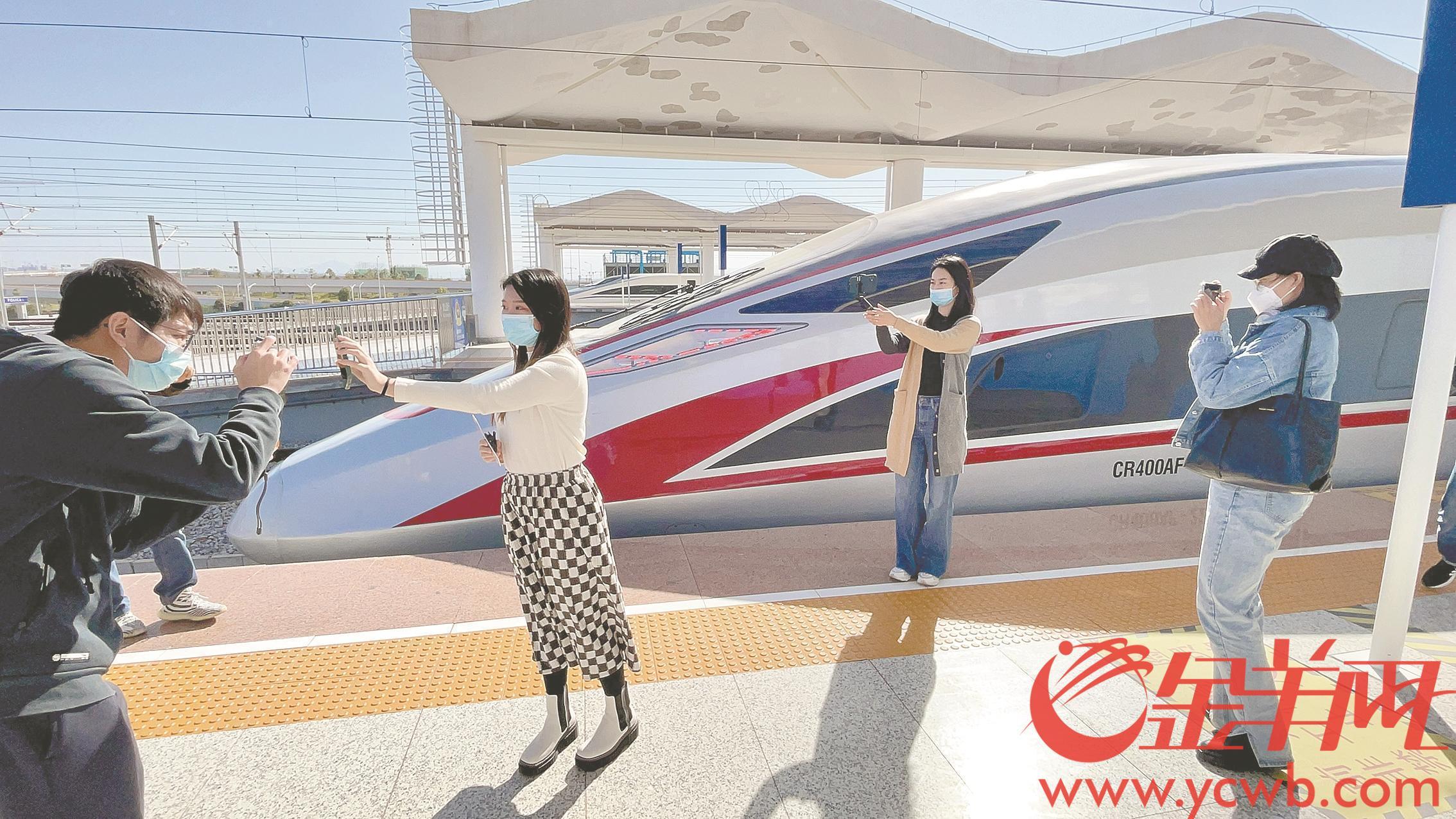 记者体验赣深高铁试运行：时速超300公里 窗沿可立茶杯