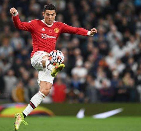 C罗职业生涯进球突破800 他与梅西的竞争还在继续