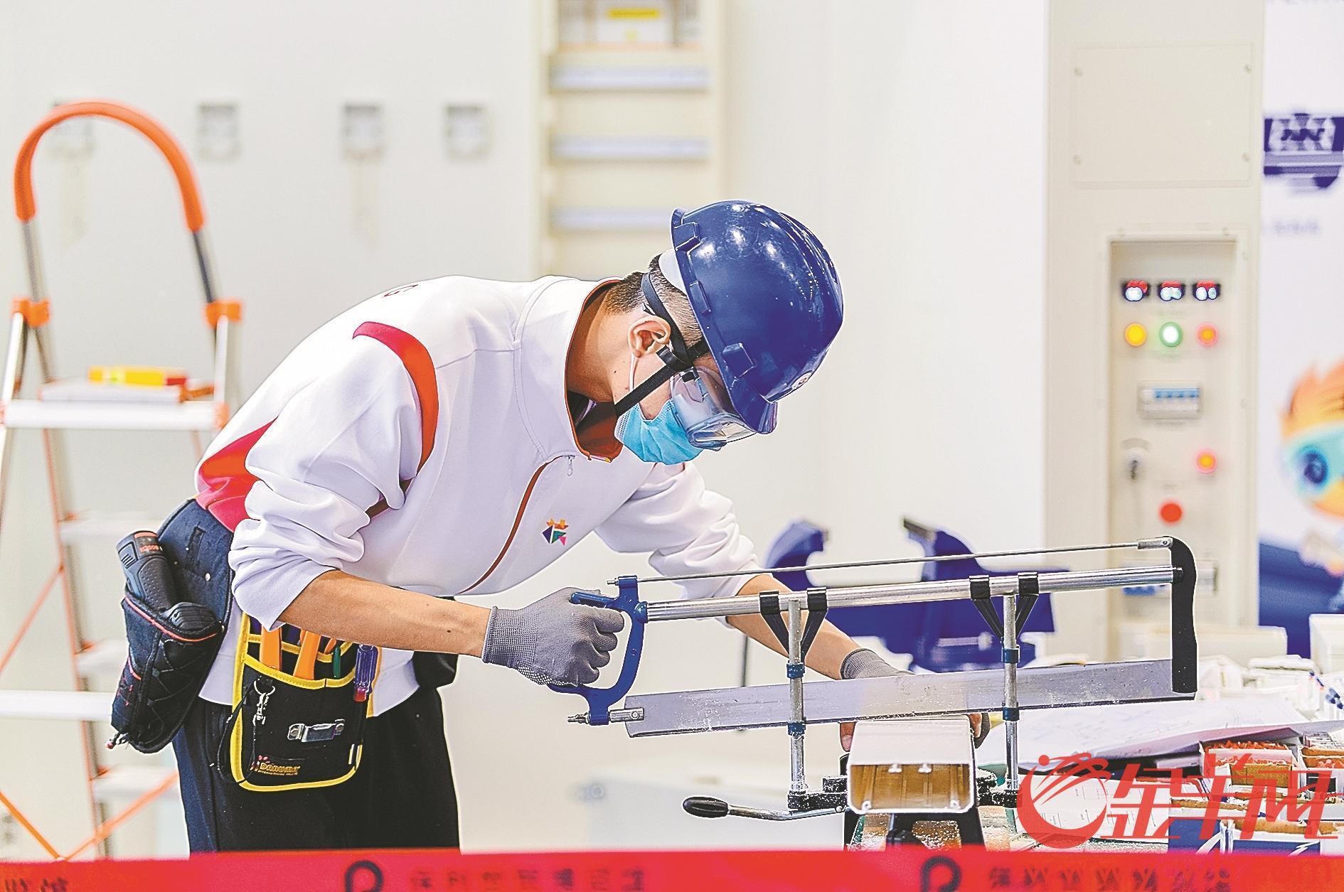 广东省第二届职业技能大赛|15小时智能工厂“平地起” 三高手联袂比武造叉车