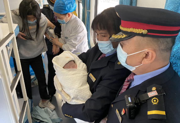 孕妇临盆，列车为新生命多停留29分钟