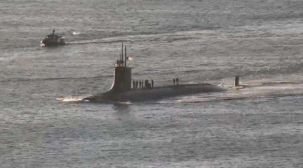 南海“撞山”的美军核潜艇现身美西海岸 艇首声呐罩不见了