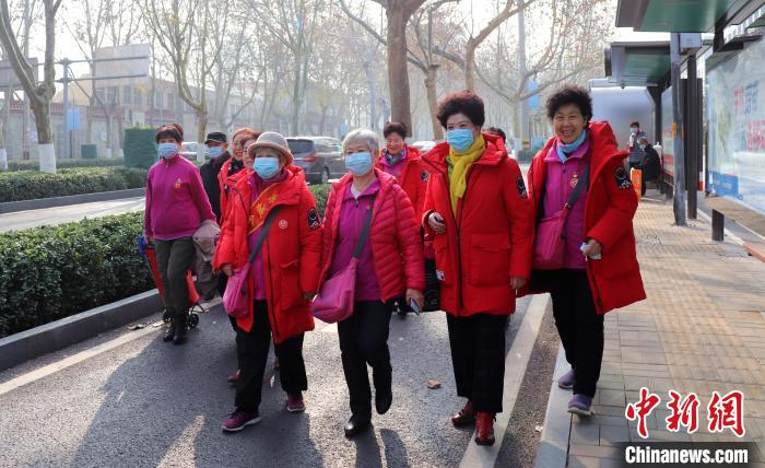 “防诈奶奶团”在街上形成一道靓丽的风景线 李明芮 摄