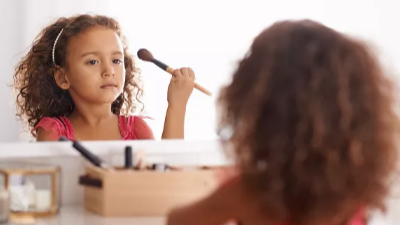 “儿童梳妆台”销售火爆 玩具化妆品只能给玩偶涂，千万别让孩子用